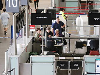 US tightens international airp...